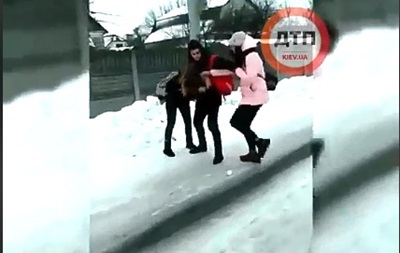 В Сеть попало видео избиения школьницы под Киевом - (видео)