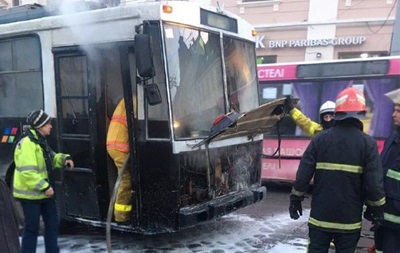 В Черновцах на ходу загорелся троллейбус - (видео)