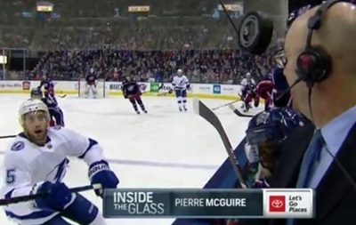 Во время матча НХЛ шайба чуть не попала комментатору в голову - (видео)