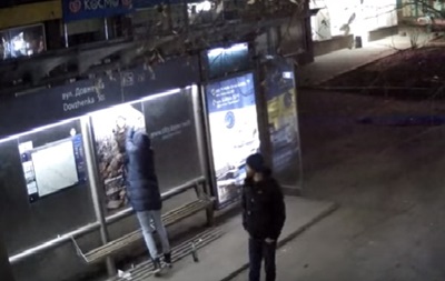 Жительницу Житомира задержали за попытку сорвать плакат с ветераном АТО - (видео)