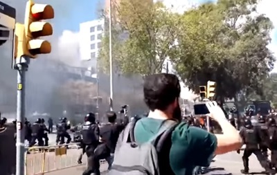 В Барселоне столкнулись сепаратисты и полиция, есть пострадавшие - (видео)