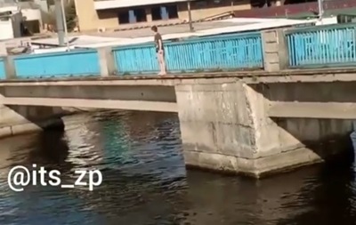 В Запорожье ребенок прыгнул с моста в ледяную воду - (видео)