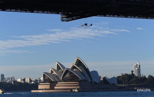 В Австралии 13 активистов Greenpeace привязали себя к мосту - (видео)