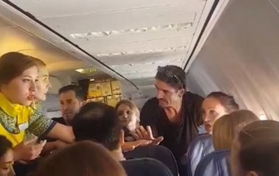 Украинка устроила пьяный дебош в самолете. 18+ - (видео)