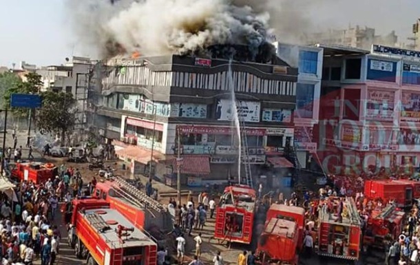 В Индии 19 человек погибли при пожаре в торговом центре - (видео)