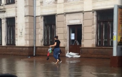 В Черновцах затопило вокзал - (видео)