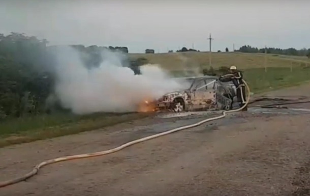 В Сумской области загорелось на ходу авто с пассажирами - (видео)