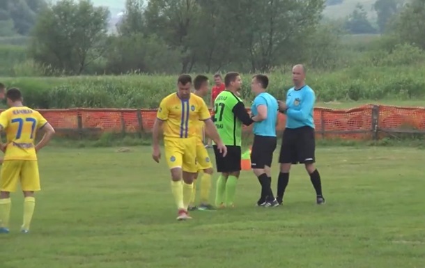 Президент клуба ударил арбитра во время матча - (видео)