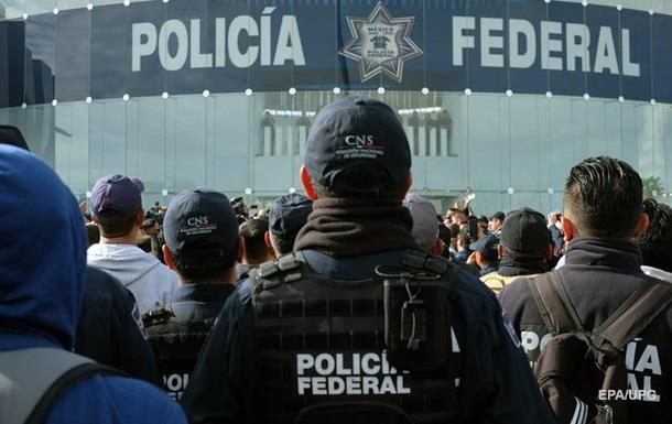 Протестующие полицейские перекрывают дороги в Мехико - (видео)