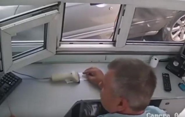 Лидер винницкого Нацкорпуса напал на охранника паркинга из-за 15 гривен - (видео)