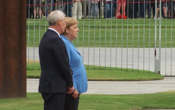 Меркель в третий раз испытала приступ дрожи - (видео)
