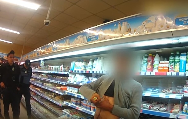 В супермаркете в Сумах мужчина попытался вспороть себе живот - (видео)