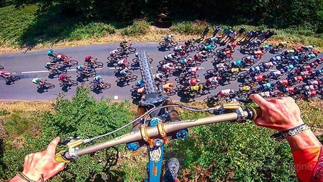 Велосипедист пролетел над пелотоном «Тур де Франс» и мог сорвать гонку (+Видео) - «Новости спорта»