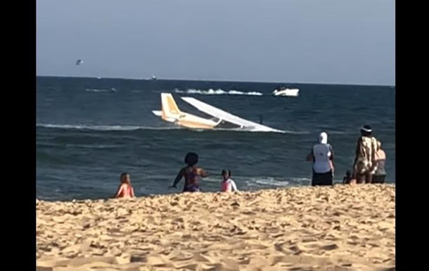 В США самолет совершил аварийную посадку в океане - (видео)