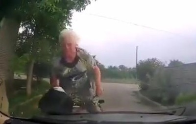 Старушка на велосипеде влетела в автомобиль - (видео)
