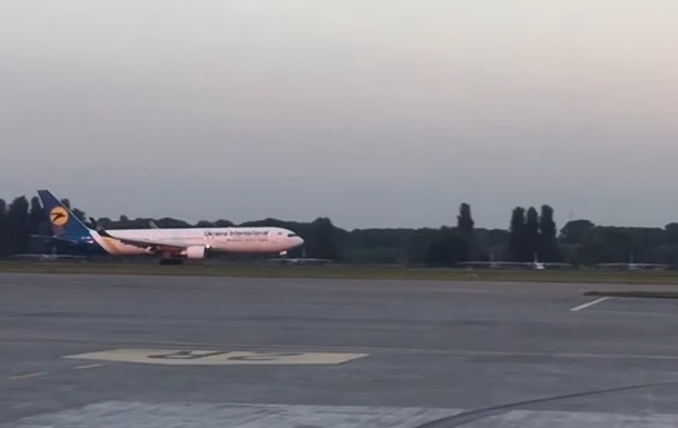 В Борисполе экстренно сел Boeing с украинскими туристами - (видео)