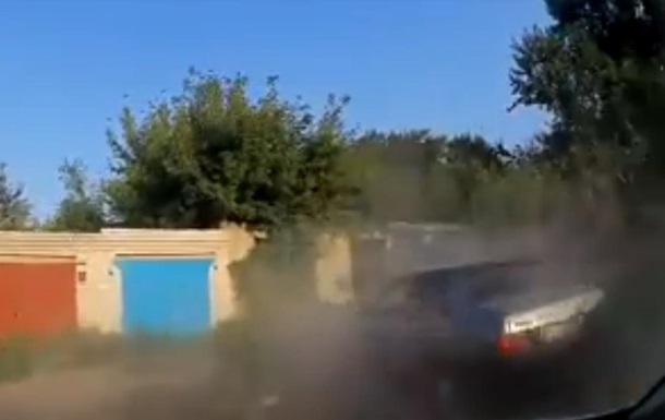 Скрываясь от погони водитель врезался в столб в Чернигове - (видео)