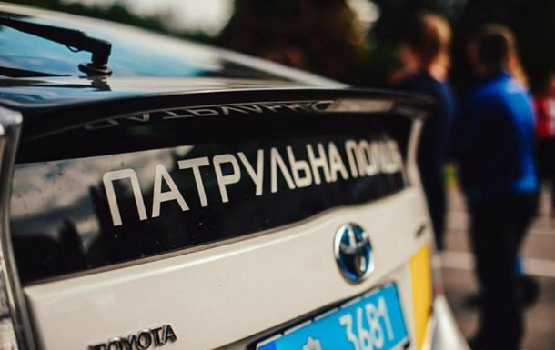 В Житомире водитель протащил патрульного по асфальту с зажатой рукой - (видео)