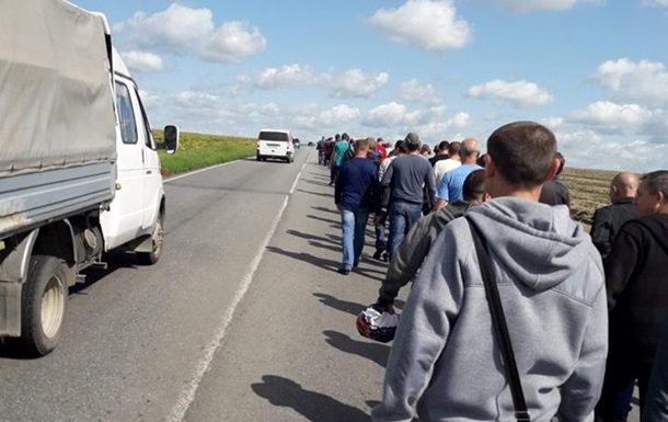 На Донбассе горняки прошли 16 километров, чтобы потребовать зарплату - (видео)