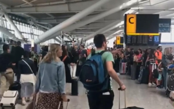 В аэропортах Лондона из-за сбоя системы застряли 15 тысяч пассажиров - (видео)