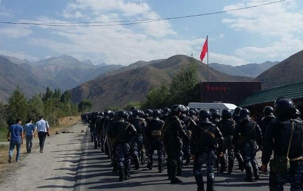 Экс-президента Киргизии привезли в Бишкек, в город движутся его сторонники - (видео)