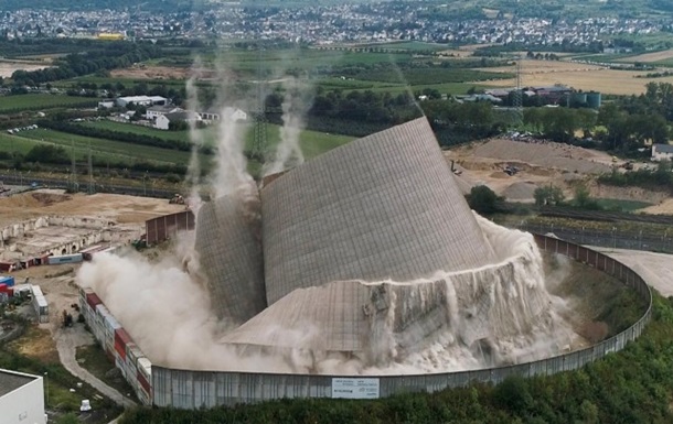 В Германии взрывом снесли башню на АЭС - (видео)