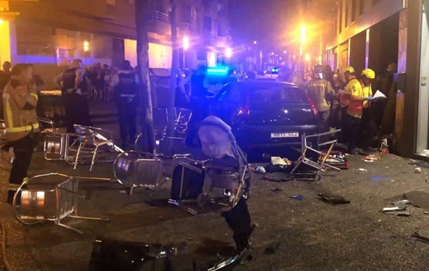 В Испании автомобиль въехал в террасу бара - (видео)
