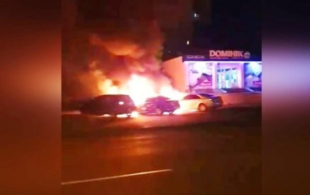 В Виннице сгорели два авто, подозревают поджог - (видео)