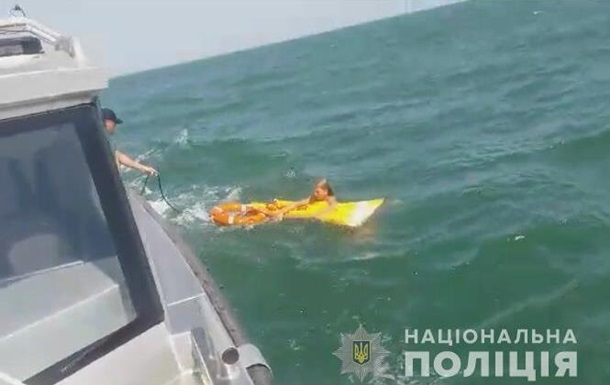 В Азовском море спасли женщину на матрасе - (видео)