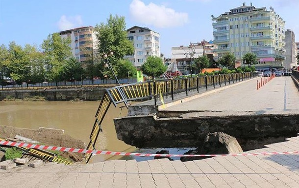 В Турции рухнул мост с людьми - (видео)