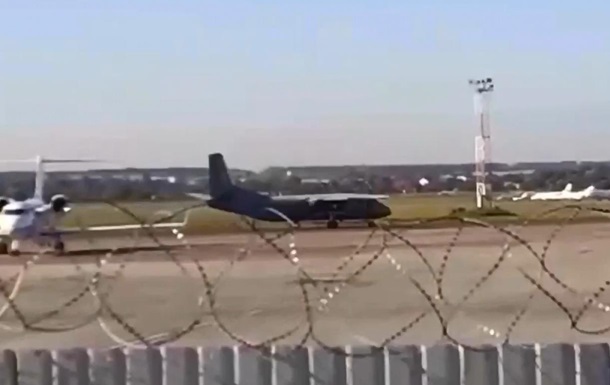 В аэропорту Киев сел военный самолет - (видео)