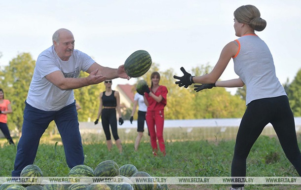 После встречи с Болтоном Лукашенко собирал арбузы с девушками - (видео)