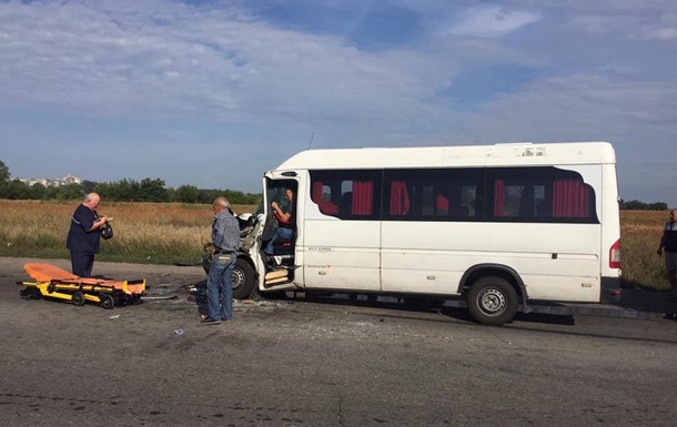 В ДТП с маршруткой на Днепропетровщине пострадали 13 человек - (видео)