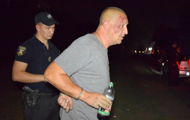 В Николаеве пьяный таксист напал на полицейских - (видео)