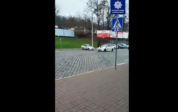 В Черновцах юноша ради лайков пробежался по авто копов - (видео)