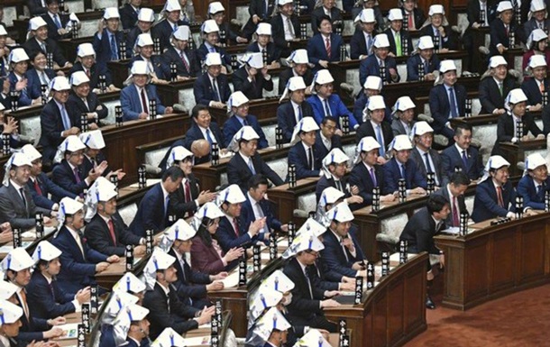 Японские депутаты провели заседание в шлемах - (видео)