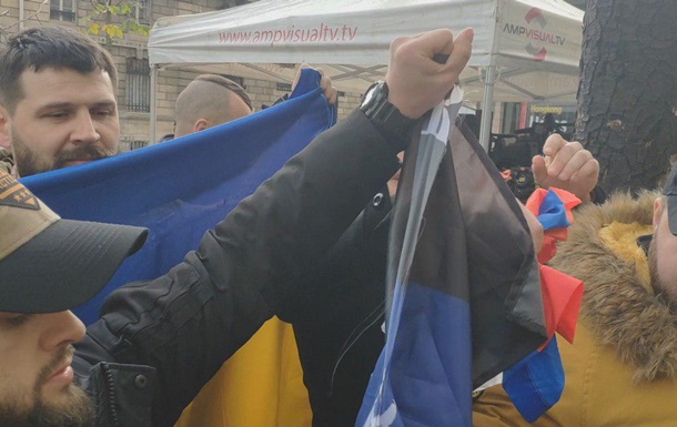 В Париже ветераны АТО разорвали российский флаг - (видео)