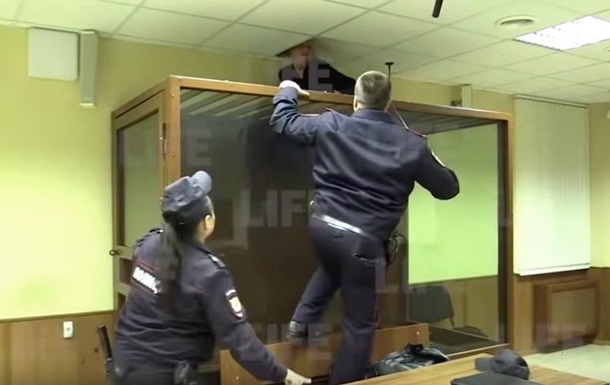 Подсудимый пытался сбежать из суда через потолок - (видео)