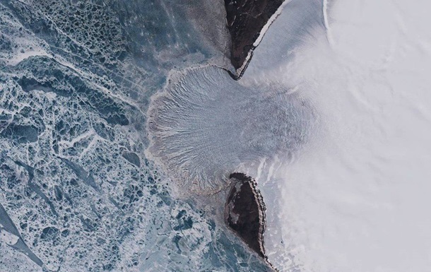 Гигантский ледник непрерывно вытекает в океан - (видео)