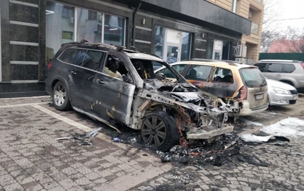 В Ужгороде сожгли авто дипломата - СМИ - (видео)