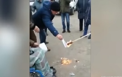 Жители Житомирщины сожгли платежки за доставку газа - (видео)