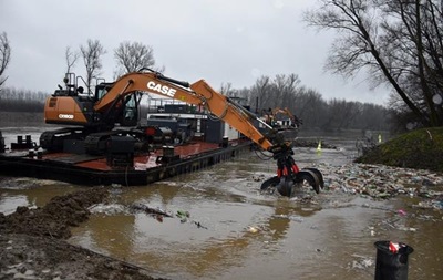 Венгры чистят реку от мусора из Украины - (видео)