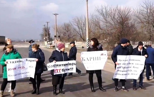 Жители Николаевской области перекрыли дорогу - (видео)