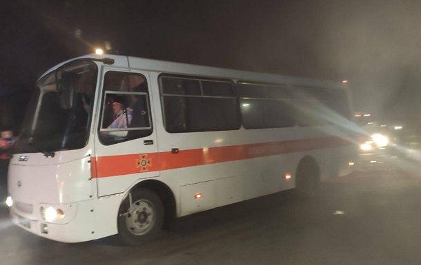 Автобусы с эвакуированными прибыли в Новые Санжары - (видео)