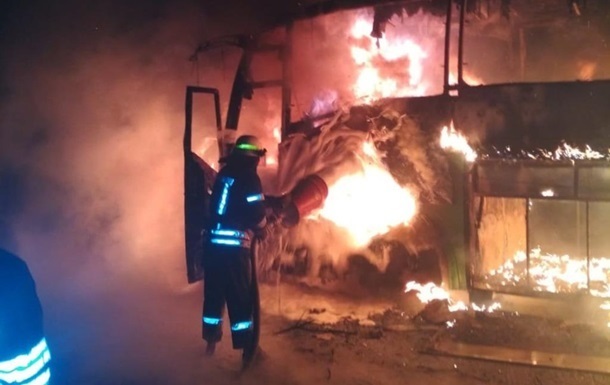 В Кривом Роге на ходу загорелся автобус, есть пострадавшие - (видео)