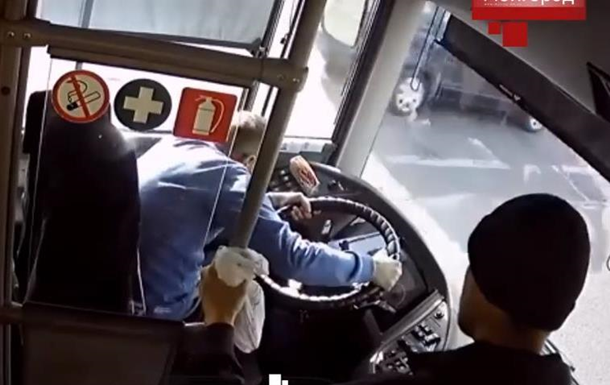 В Николаеве пассажир напал на водителя автобуса - (видео)