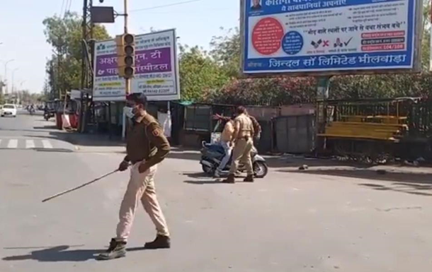 Полиция Индии палками разогнала протестующих - (видео)