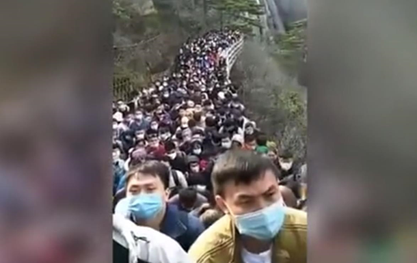 Тысячи китайцев после карантина застряли на горе - (видео)