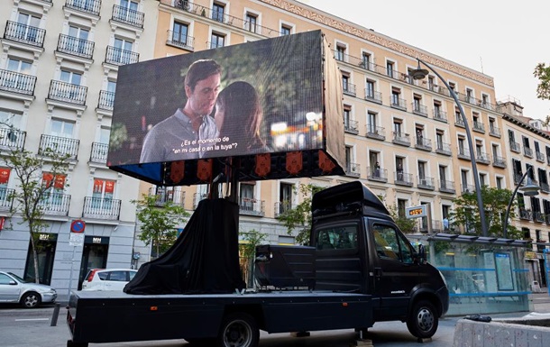 Карантин: в Мадриде появились уличные кинотеатры - (видео)