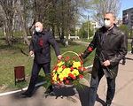 В Лисичанске возложили цветы к памятнику землякам чернобыльцам - «Видео - Украина»